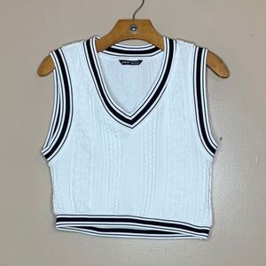 Cute white and black sleeveless sweater pull over‎
